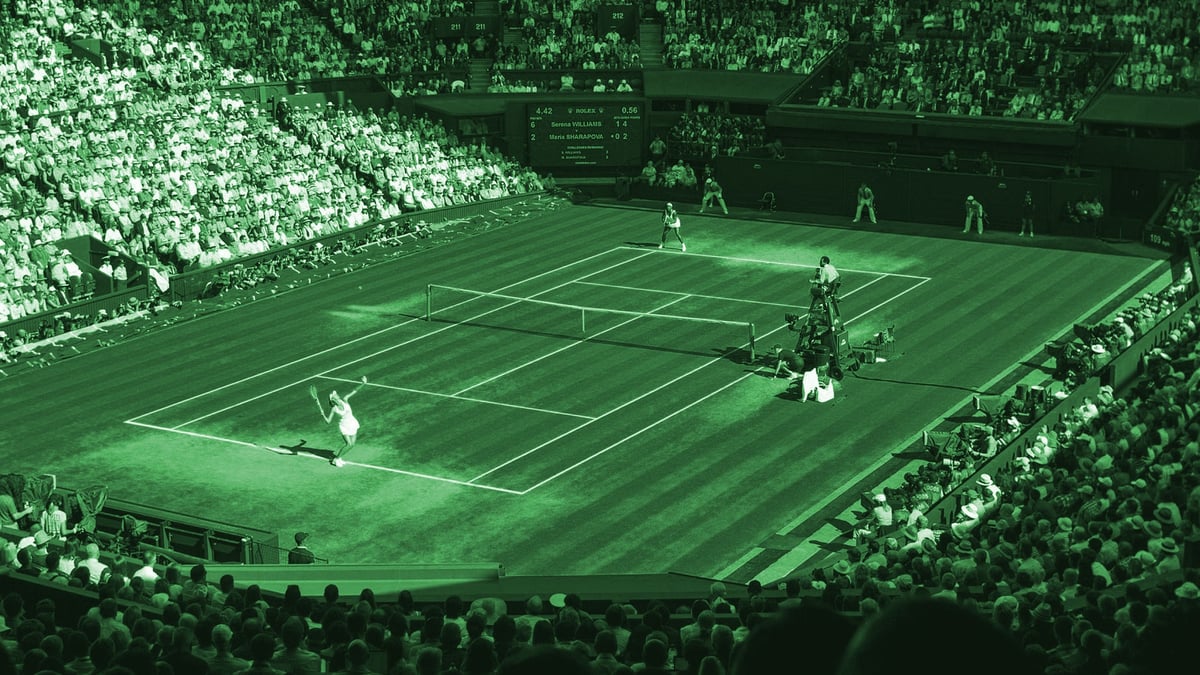En stillbild från en intensiv match i Wimbledon.