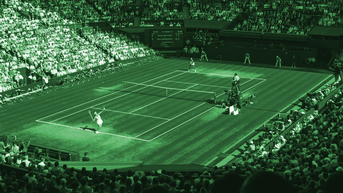 En stillbild från en intensiv match i Wimbledon.