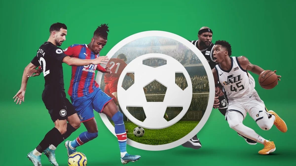Fotbollsspelare och basketspelare i action, med en stor vit fotbollssymbol i mitten och en suddig bakgrund av en stadion.