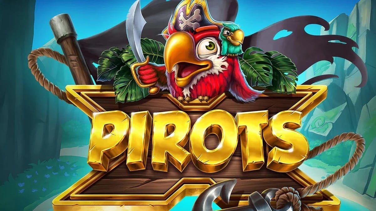 Färgstark piratpapegoja med ögonlapp och sabel ovanför en träskylt med spelets titel "Pirots" i gyllene bokstäver, med en skattkarta i bakgrunden.