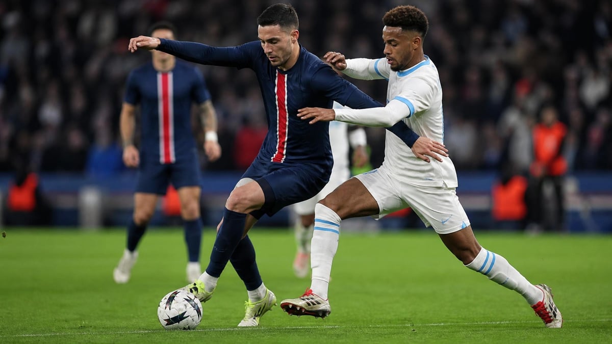 Två lag i Ligue 1 tävlar om bollen.