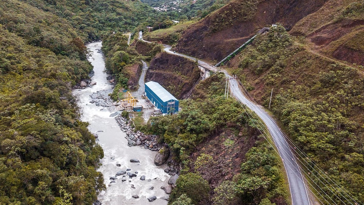 En stillbild på klimatarbetet vid en flod i Peru
