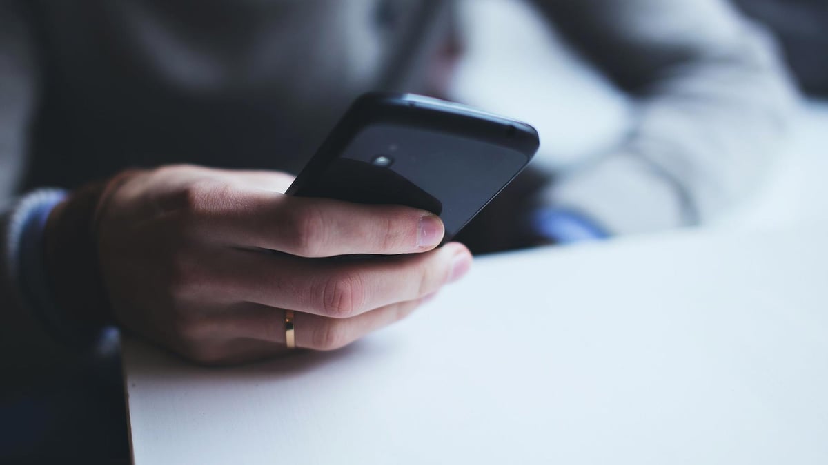 En person sätter sina tidsgränser på telefonen.
