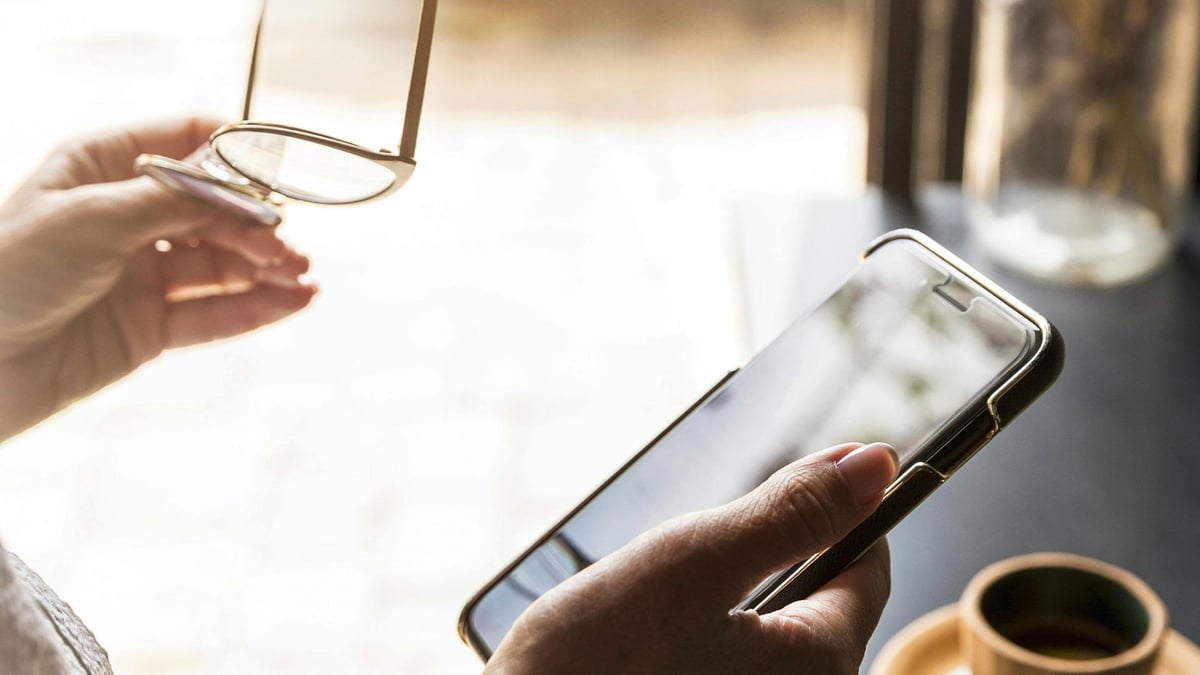 En person som använder Spelpaus på mobilen