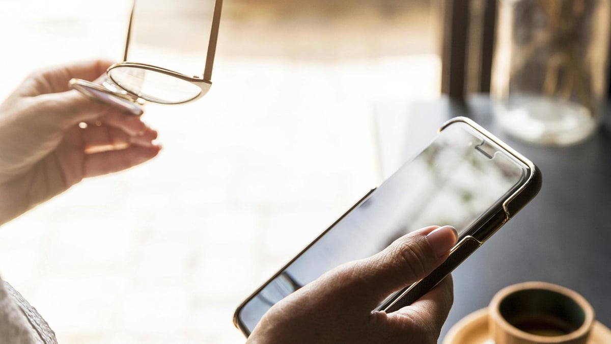 En person som använder Spelpaus på mobilen