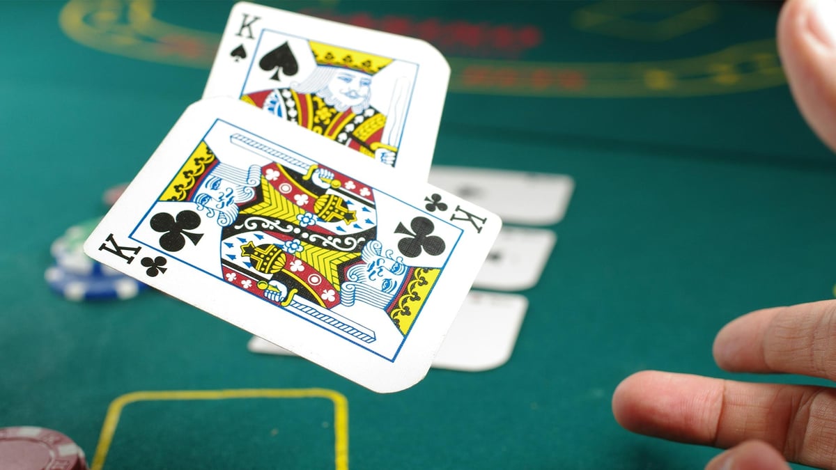 En person som spelar Texas Hold'em.