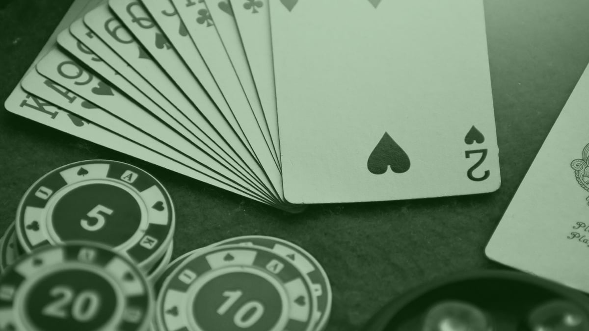 Spelkort och marker i Texas Holdem online poker. 