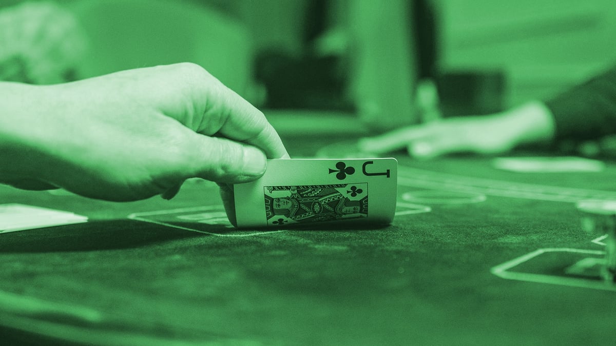 En spelare som spelar poker mot en riktig dealer.