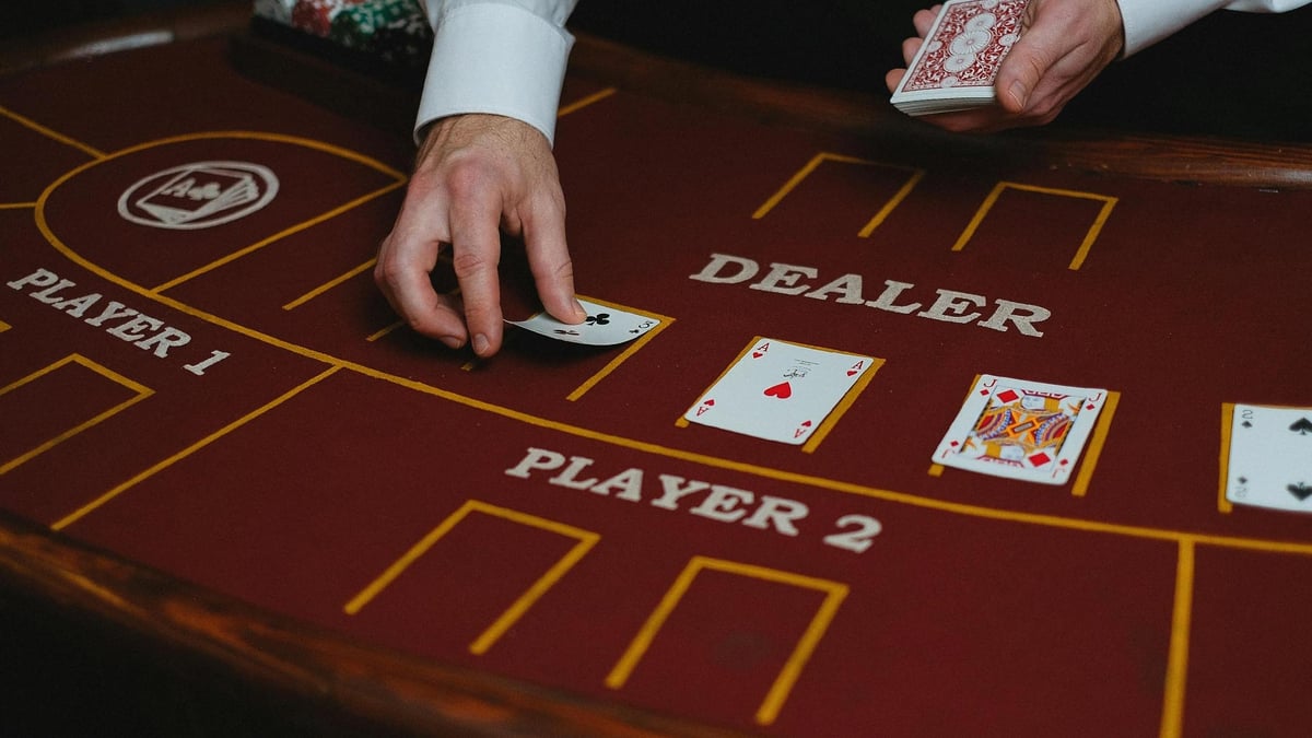 En dealer delar ut korten i Baccarat.