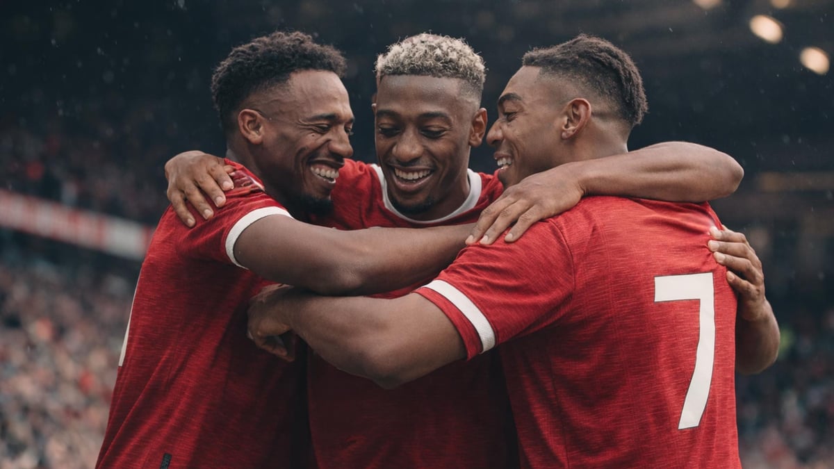 Tre fotbollsspelare kramas efter ett mål i Premier League.