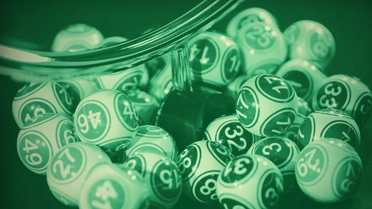 Bingo-kulor med siffror snurrar i en genomskinlig trumma, redo för dragning.