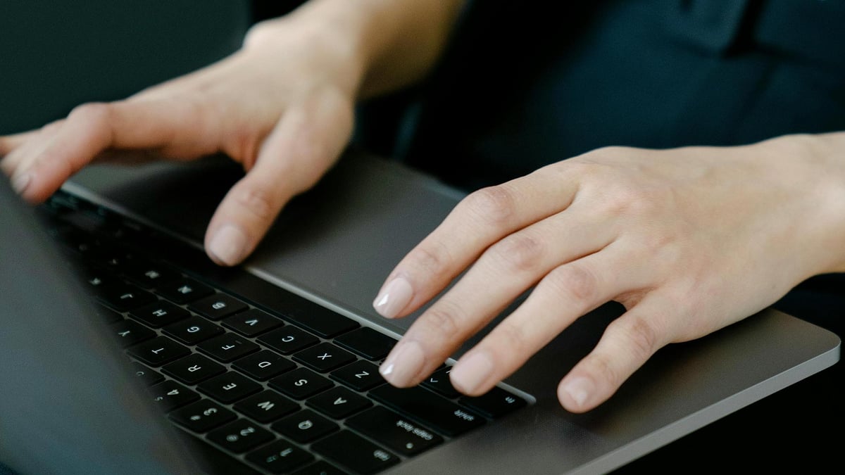 En kvinna som pausar sitt spelande via datorn.