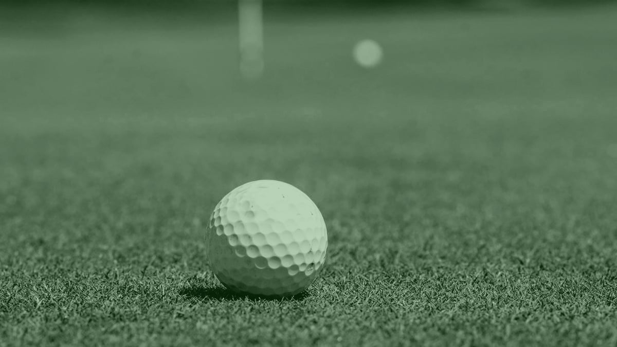 En golfboll på greenen i PGA Championship.