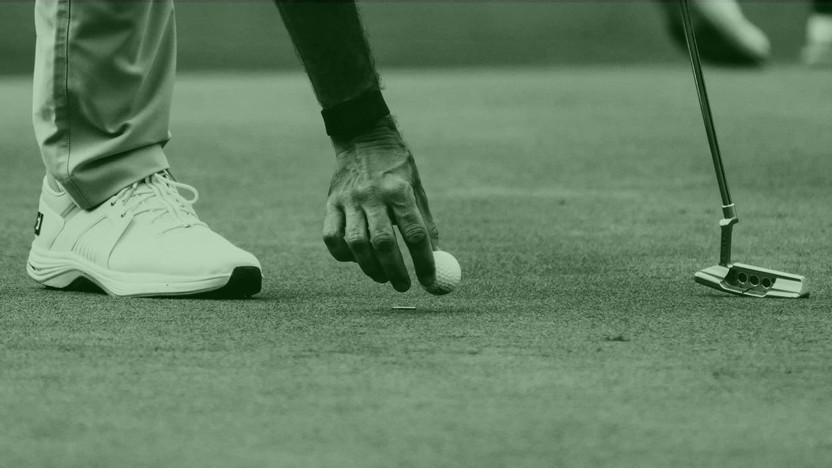 En golfare förbereder sin putt i US Open 2025.