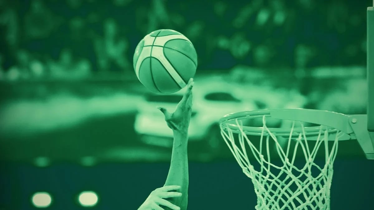 En basketboll på väg mot korgen efter en upphoppad blockering eller dunk, med en suddig arena i bakgrunden, tonad i grönt.
