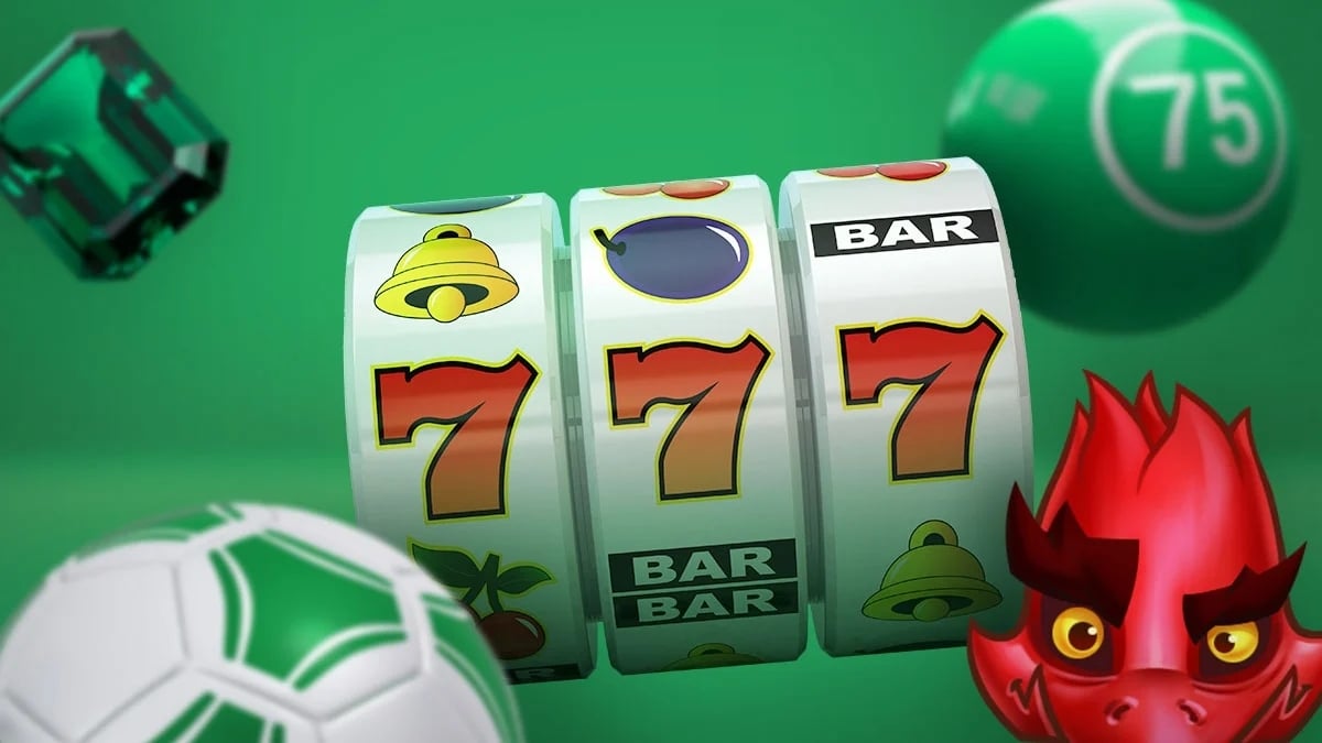 Snurrande slotshjul med röda sjuor, en klocka och BAR-symboler. Runt omkring syns en fotboll, tärning, bingoboll och en röd drake.