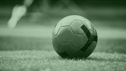 En fotboll som ligger på gräsplanen.
