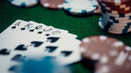 Ett pokerbord med spelmarker och en royal straight flush i spader.c