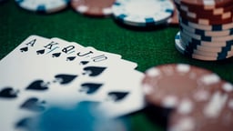 Ett pokerbord med spelmarker och en royal straight flush i spader.c