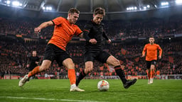 Två fotbollsspelare i UEFA Europa League