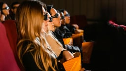 En stillbild från en biovisning av en Oscarsfilm.