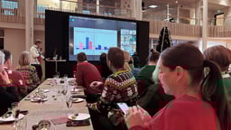 En stillbild från när Paf presenterar sina donationer.