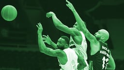 Tre spelare sträcker sig efter en boll.