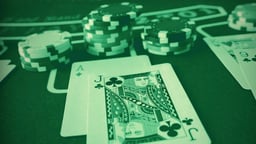 Ett blackjackbord med ett ess och en knekt i klöver, omgivna av spelmarker staplade i högar, tonat i grönt.