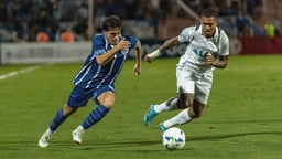Två spelare under ett intensivt möte i Premier League