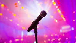 En närbild på en mikrofon i Eurovision.