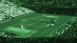 En stillbild från en intensiv match i Wimbledon.