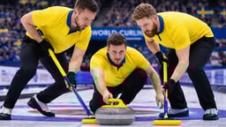Ett collage med tre curlingspelare