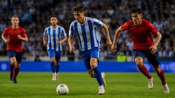 Två lag i Allsvenskan, ett med blåvita ränder, ett med röda tröjer och mörkblå shorts
