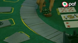 En dealer sköter blackjack online hos Paf.