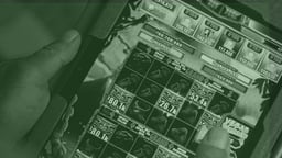 En person testar ett exklusivt slotspel. 
