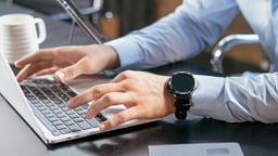 En person räknar på sina vinster