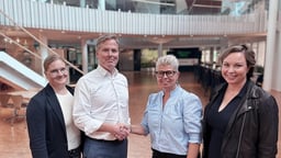 Stillbild på när Paf sluter avtal med Finlands Skidförbund.