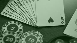 Spelkort och marker i Texas Holdem online poker. 