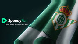 En närbild på Real Betis emblem.
