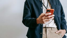 En person läser om omsättningskrav hos Paf.