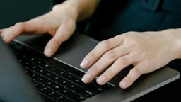 En kvinna som pausar sitt spelande via datorn.