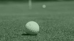 En golfboll på greenen i PGA Championship.