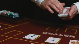 En dealer på ett live casino delar ut kort.