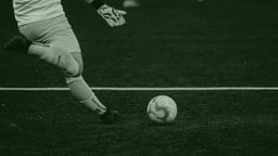 En målvakt sparkar ut bollen i Champions League. 